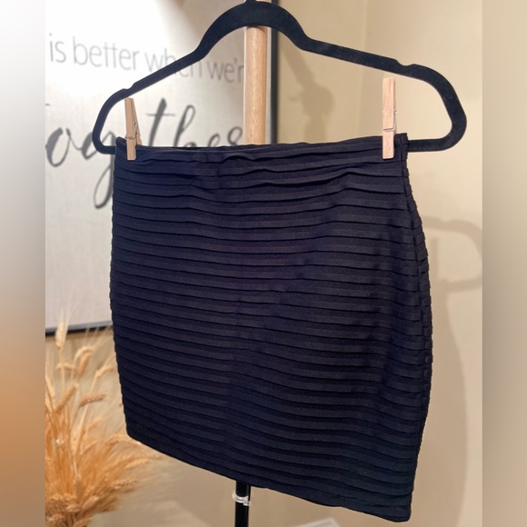 Black Tiered Crepe Mini Skirt - Picture 2 of 7